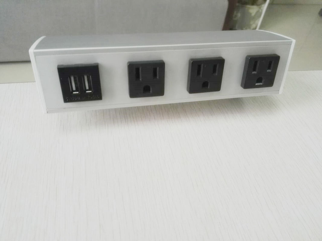 노트북 휴대전화를 위한 3개의 출구 그리고 2개의 USB 항구를 가진 책상에 의하여 거치되는 전원 소켓