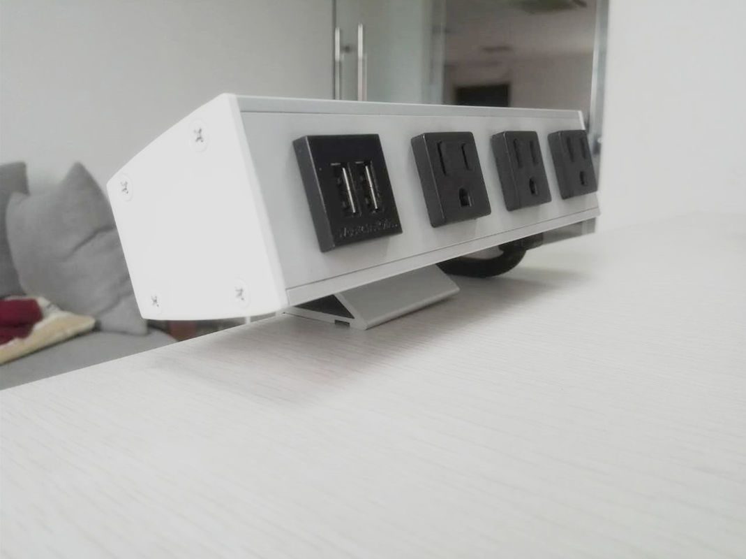 노트북 휴대전화를 위한 3개의 출구 그리고 2개의 USB 항구를 가진 책상에 의하여 거치되는 전원 소켓