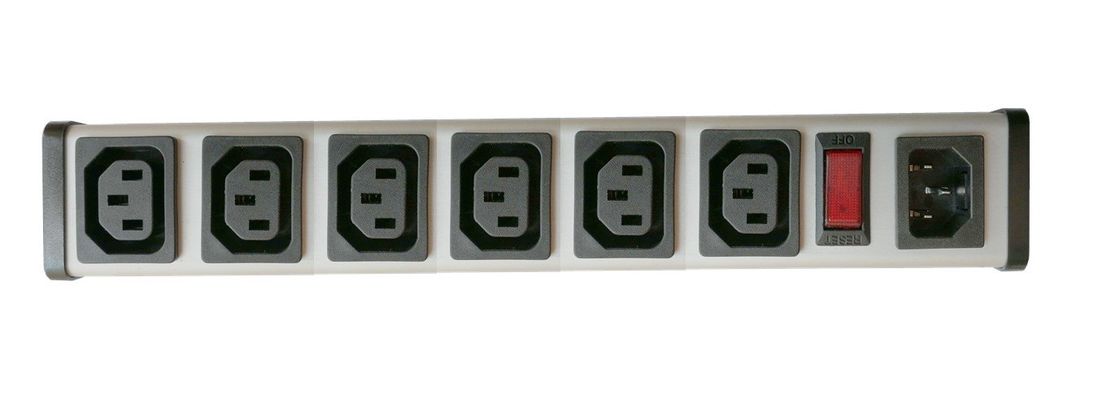 UL C-UL 명부 IEC 6Way PDU 전원 분배 단위, 15A 하중 초과 보호자에서 건설되는 스위치를 가진 출구 힘 지구