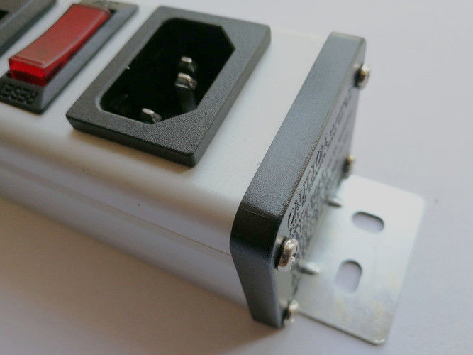 UL C-UL 명부 IEC 6Way PDU 전원 분배 단위, 15A 하중 초과 보호자에서 건설되는 스위치를 가진 출구 힘 지구
